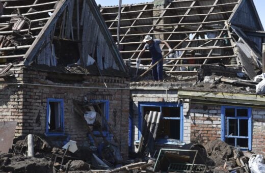 Casas destruídas em uma explosão de bombardeio russo em uma área residencial em Kushuhum, perto de Zaporizhia, na Ucrânia, na última segunda-feira (3)- Foto: Andriy Andryenko/Associated Press/ Estadão Conteúdo