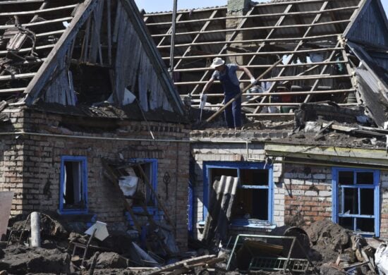 Casas destruídas em uma explosão de bombardeio russo em uma área residencial em Kushuhum, perto de Zaporizhia, na Ucrânia, na última segunda-feira (3)- Foto: Andriy Andryenko/Associated Press/ Estadão Conteúdo