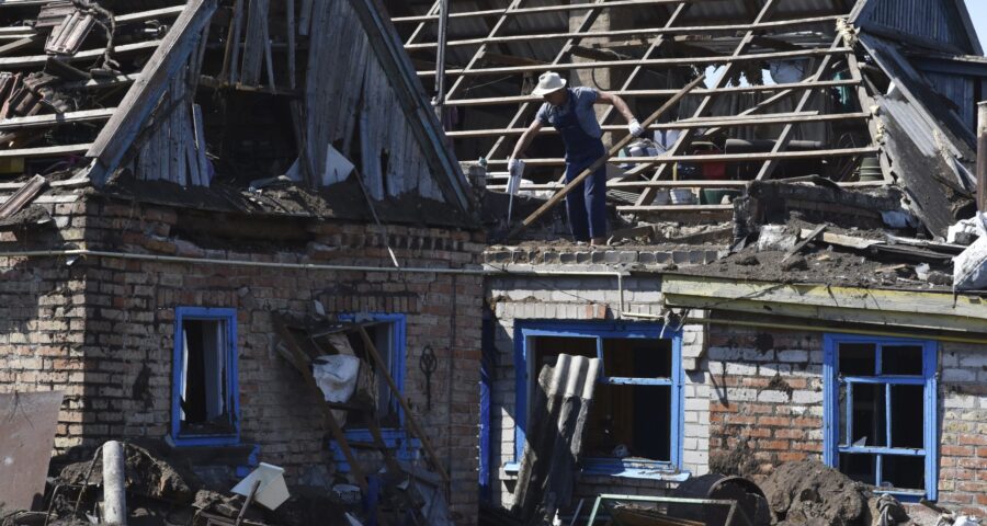 Casas destruídas em uma explosão de bombardeio russo em uma área residencial em Kushuhum, perto de Zaporizhia, na Ucrânia, na última segunda-feira (3)- Foto: Andriy Andryenko/Associated Press/ Estadão Conteúdo