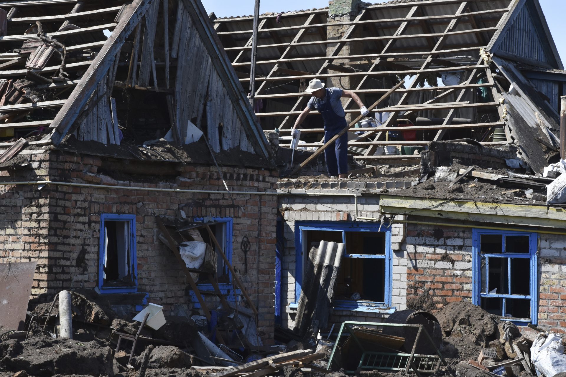 Casas destruídas em uma explosão de bombardeio russo em uma área residencial em Kushuhum, perto de Zaporizhia, na Ucrânia, na última segunda-feira (3)- Foto: Andriy Andryenko/Associated Press/ Estadão Conteúdo
