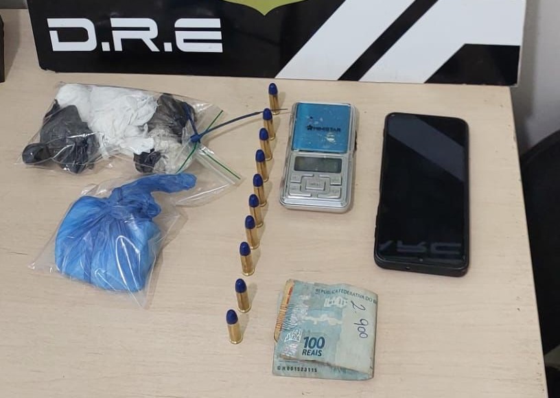 Homem é preso com 9 trouxas de cocaína e munições em Roraima