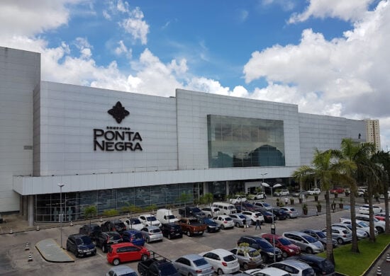 Mulher é agredida por suposta 'pedinte' dentro do Shopping Ponta Negra em Manaus