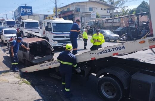 Os carros sucateados estavam atrapalhando a passagem de pedestres pela calçada e ainda oferecia riscos de acidentes ao trânsito - Foto: Karol Silva / IMMU