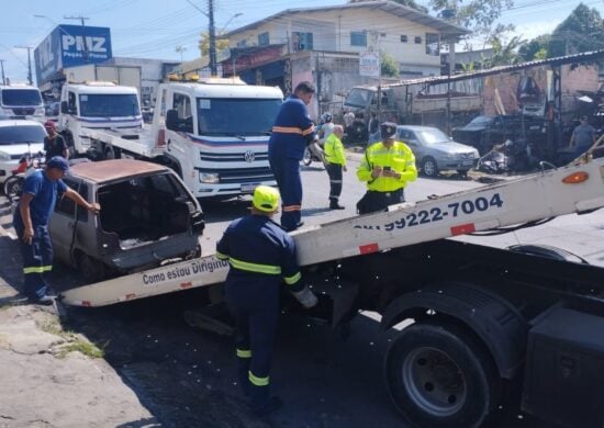 Os carros sucateados estavam atrapalhando a passagem de pedestres pela calçada e ainda oferecia riscos de acidentes ao trânsito - Foto: Karol Silva / IMMU