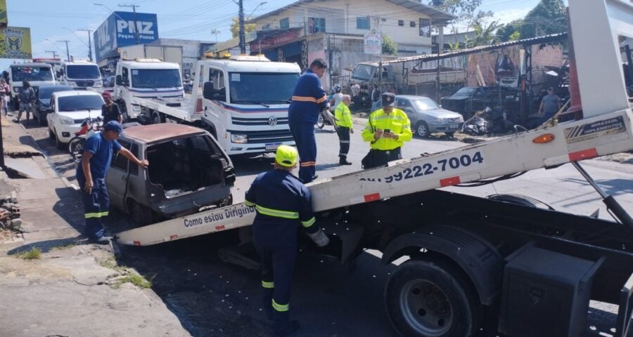 Os carros sucateados estavam atrapalhando a passagem de pedestres pela calçada e ainda oferecia riscos de acidentes ao trânsito - Foto: Karol Silva / IMMU