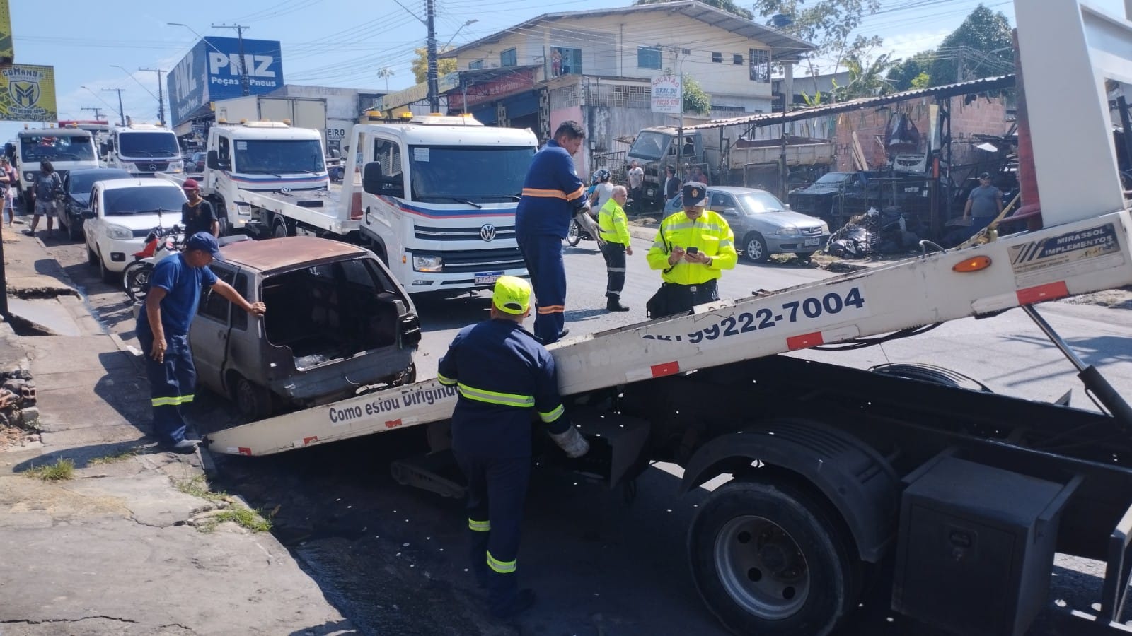 Os carros sucateados estavam atrapalhando a passagem de pedestres pela calçada e ainda oferecia riscos de acidentes ao trânsito - Foto: Karol Silva / IMMU