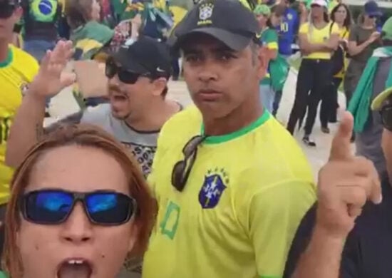 PF prende um dos líderes do 8/1 em evento político no RJ. Ele é o que esta no meio de camiseta amarela -Foto: Reprodução