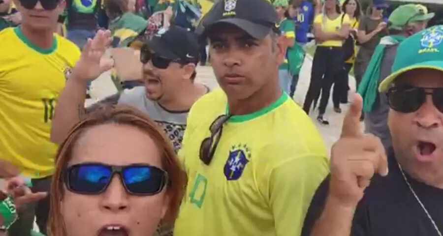 PF prende um dos líderes do 8/1 em evento político no RJ. Ele é o que esta no meio de camiseta amarela -Foto: Reprodução