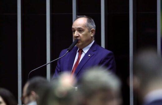 Proposta de Luciano Azevedo quer combater distorções no sistema eleitoral e obriga candidato a devolver recursos públicos de campanha em caso de renúncia -Foto: Bruno Spada/Câmara dos Deputados