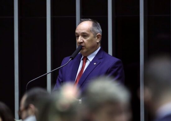 Proposta de Luciano Azevedo quer combater distorções no sistema eleitoral e obriga candidato a devolver recursos públicos de campanha em caso de renúncia -Foto: Bruno Spada/Câmara dos Deputados