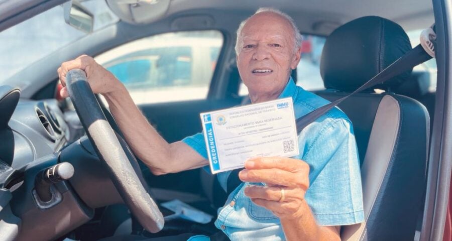 Prefeitura de Manaus emite nova credencial de estacionamento para idosos e PcDs