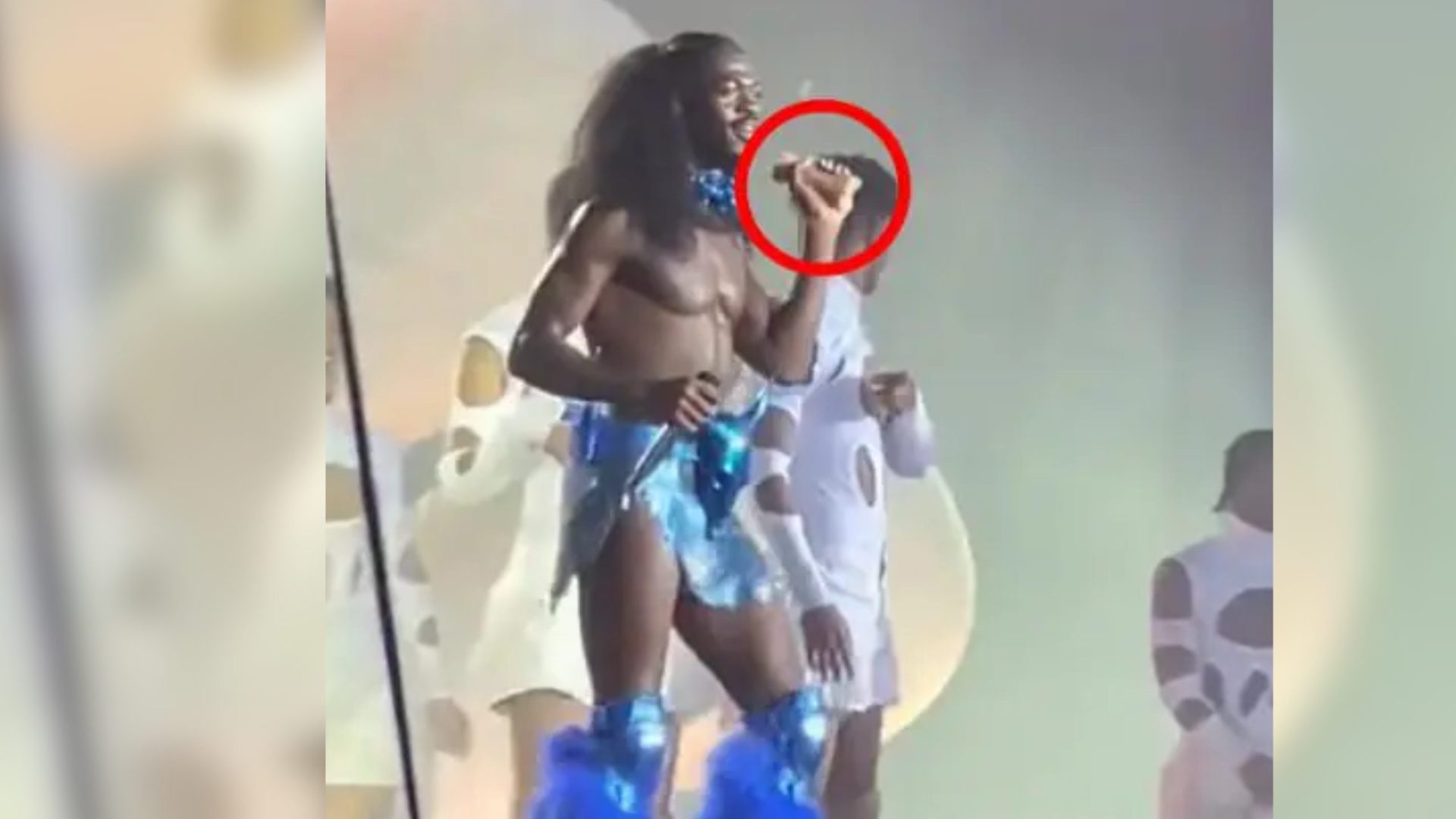 Rapper Lil Nas X Momento que o cantor é atingido - Foto: Reprodução/ Twitter@lilnasxmajor