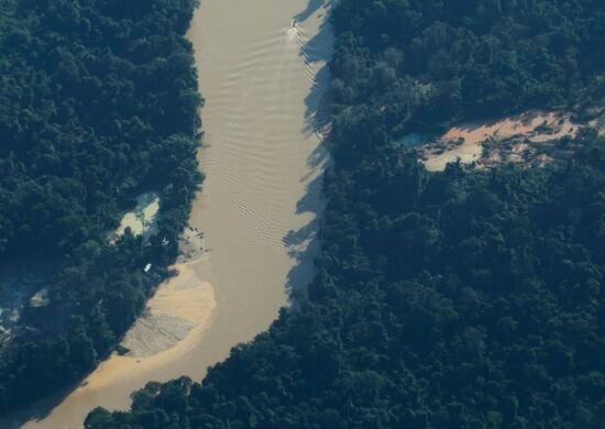 Homem se entrega à Força Nacional na Terra Yanomami, em RR