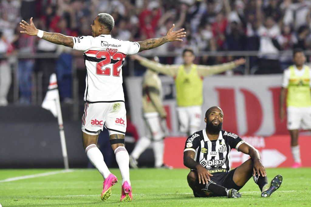 São Paulo derrotou Santos FC, no jogo pelo Campeonato Brasileiro, no estádio do Morumbi - Foto: Foto: Eduardo Carmim/ Agência o Dia/ Estadão Conteúdo