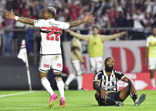 São Paulo derrotou Santos FC, no jogo pelo Campeonato Brasileiro, no estádio do Morumbi - Foto: Foto: Eduardo Carmim/ Agência o Dia/ Estadão Conteúdo