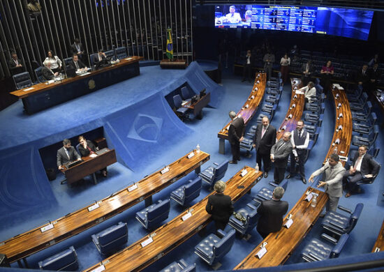 Mesas de jantar, sofás, cadeiras estão na licitação do Senado