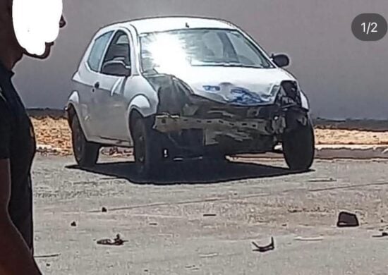 Carro do motorista ficou com a frente destruída - Foto: Reprodução/Redes Sociais/Araguatins2.0