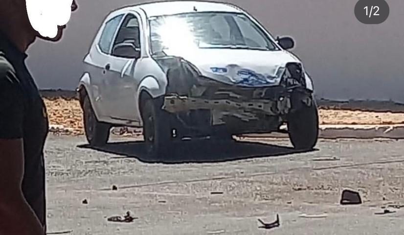 Carro do motorista ficou com a frente destruída - Foto: Reprodução/Redes Sociais/Araguatins2.0