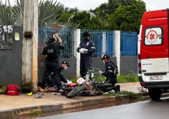 Motoboy fica gravemente ferido após colidir em poste, em Boa Vista-RR