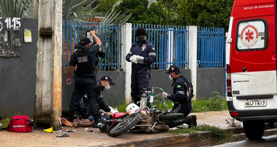 Motoboy fica gravemente ferido após colidir em poste, em Boa Vista-RR