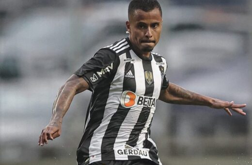 Novo reforço, volante Allan desembarcou no Rio de Janeiro no sábado (1º) - Foto: Reprodução/Twitter @atletico