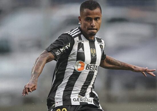 Novo reforço, volante Allan desembarcou no Rio de Janeiro no sábado (1º) - Foto: Reprodução/Twitter @atletico