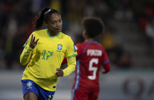 Volante entrou para a história com hat-trick na estreia - Foto: Thais Magalhães/CBF/divulgação