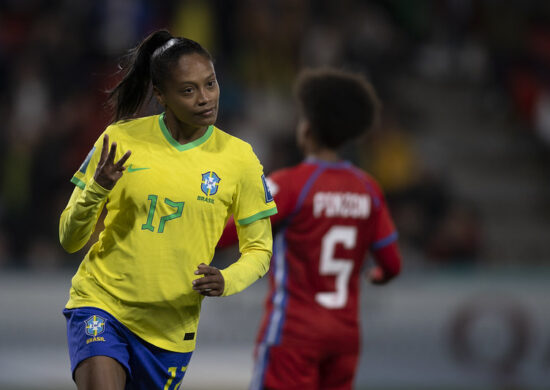 Volante entrou para a história com hat-trick na estreia - Foto: Thais Magalhães/CBF/divulgação