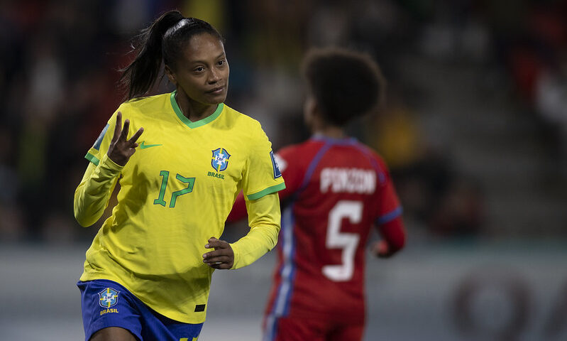 Volante entrou para a história com hat-trick na estreia - Foto: Thais Magalhães/CBF/divulgação