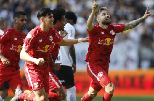 Com vitória em cima do Corinthians, Bragantino se aproxima das primeiras posições da tabela - Foto: Reprodução/Twitter @redbullbraga / Ari Ferreira