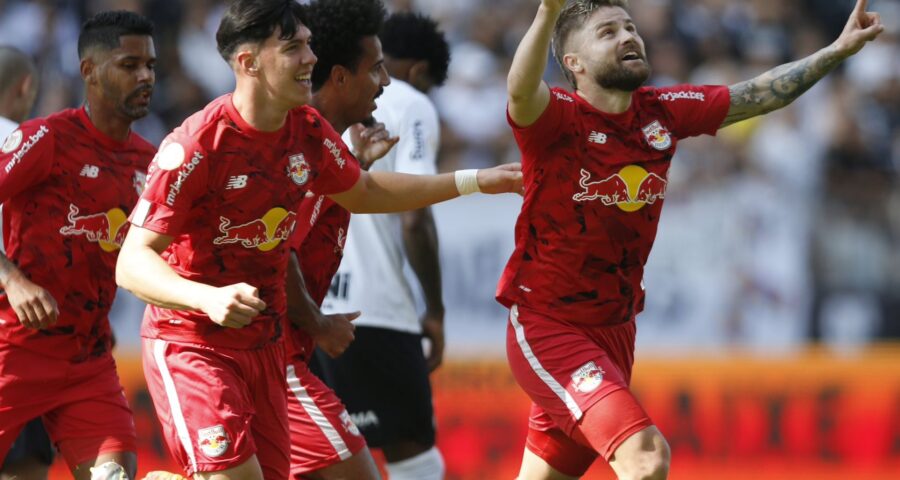 Com vitória em cima do Corinthians, Bragantino se aproxima das primeiras posições da tabela - Foto: Reprodução/Twitter @redbullbraga / Ari Ferreira