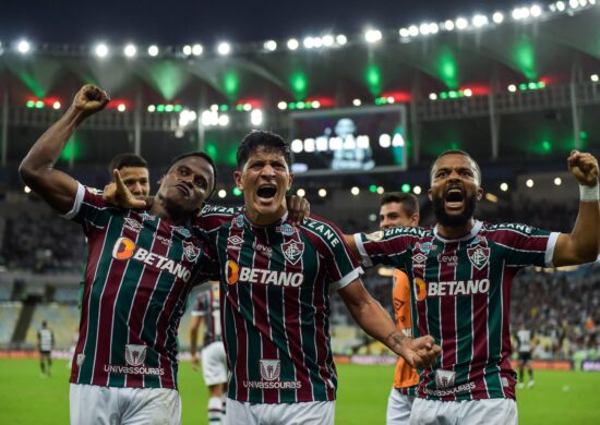 German Cano jogador do Fluminense comemora seu gol com jogadores do seu time durante partida contra o Santos no estádio Maracanã pelo campeonato Brasileiro A 2023 - Foto: Thiago Ribeiro/AGIF - Agência de Fotografia/ Estadão Conteúdo