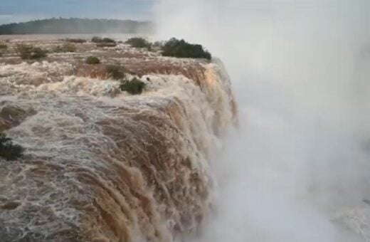 Vazão atingiu volume nesta quinta-feira (13) - Foto: Reprodução/Twitter/@cataratasbrasil