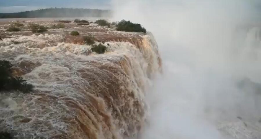 Vazão atingiu volume nesta quinta-feira (13) - Foto: Reprodução/Twitter/@cataratasbrasil