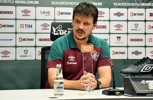 Fernando Diniz na coletiva pós-jogo contra o Inter, no Maracanã, neste domingo (9) - Foto: Mailson Santana/FFC/divulgação