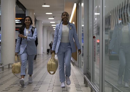 Com traje exclusivo, jogadoras desembarcaram em Brisbane, na Austrália - Foto: Thais Magalhães/CBF/divulgação