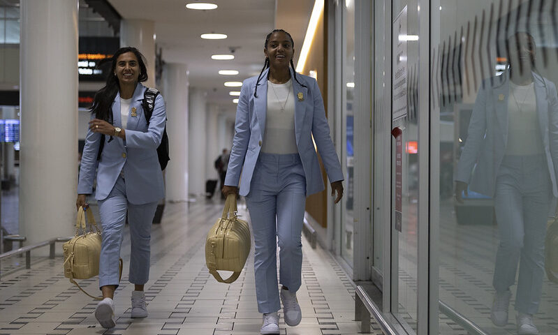 Com traje exclusivo, jogadoras desembarcaram em Brisbane, na Austrália - Foto: Thais Magalhães/CBF/divulgação