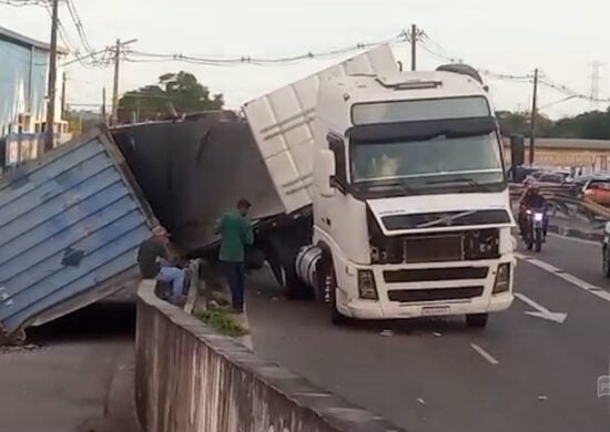 Dois acidentes envolvendo carretas deixa trânsito lento em Manaus – Foto: Reprodução/TV Norte Amazonas