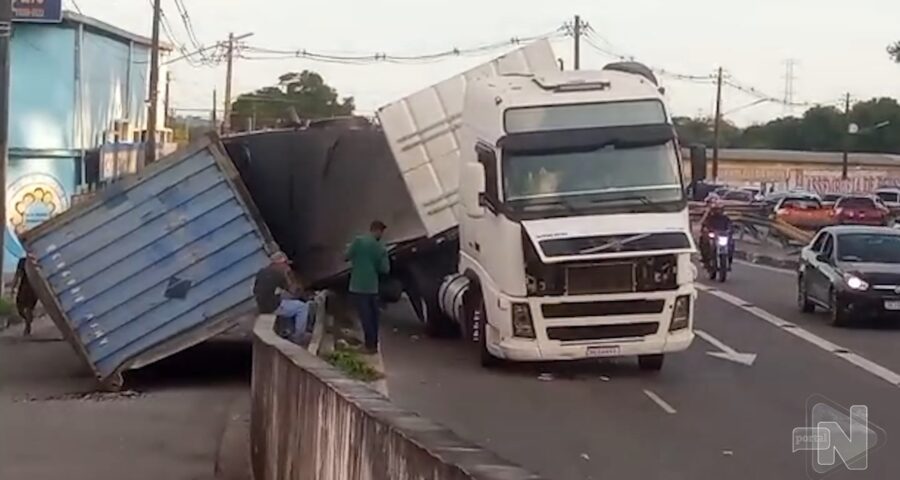 Dois acidentes envolvendo carretas deixa trânsito lento em Manaus – Foto: Reprodução/TV Norte Amazonas