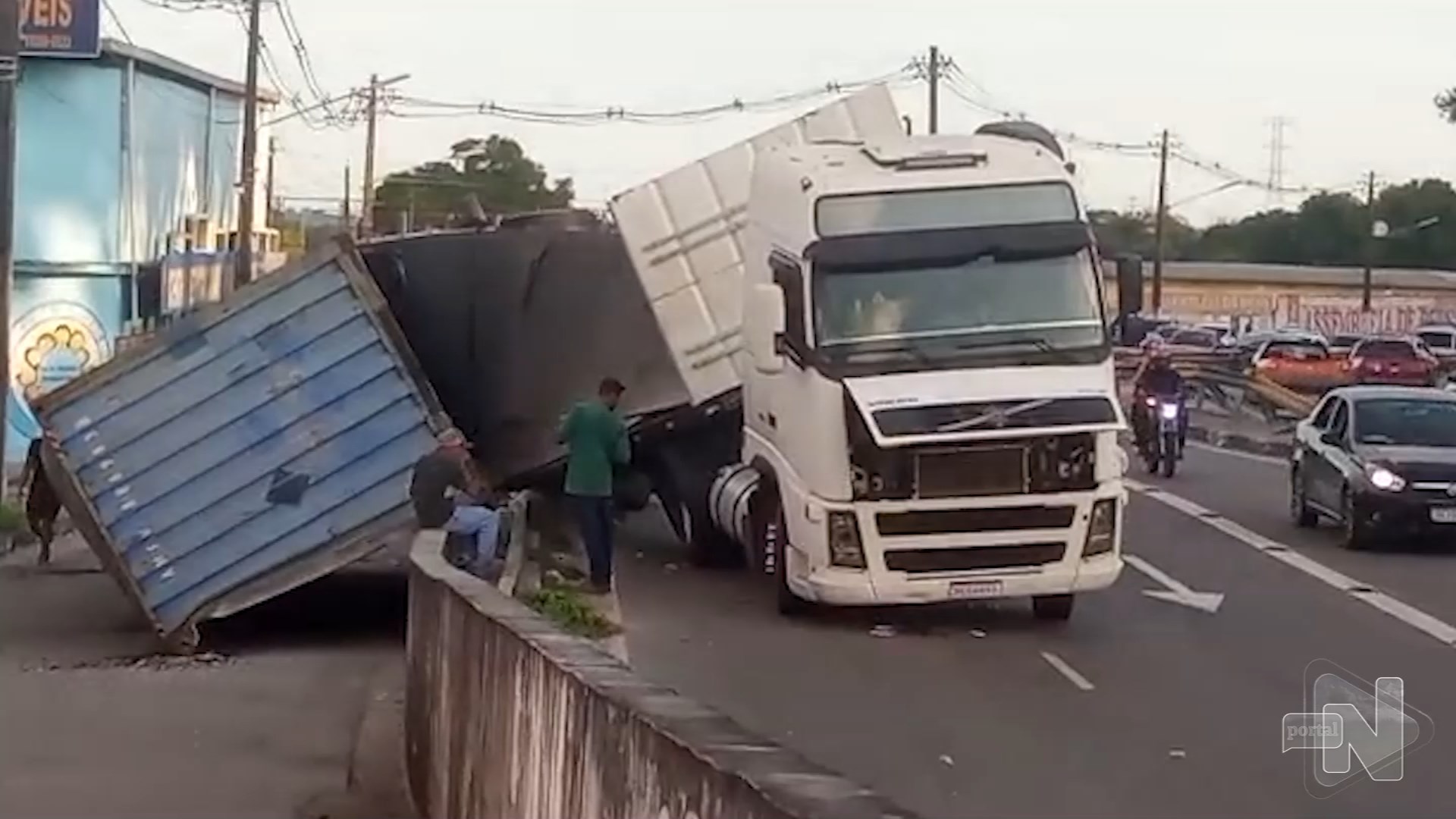 Dois acidentes envolvendo carretas deixa trânsito lento em Manaus – Foto: Reprodução/TV Norte Amazonas