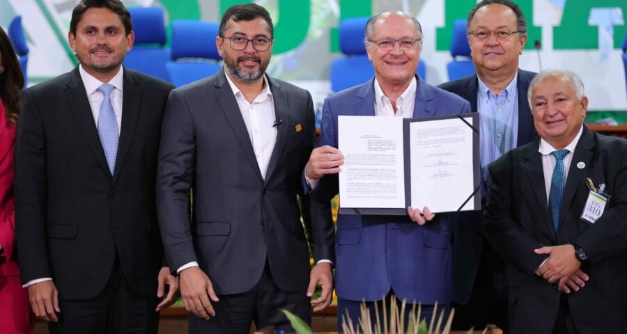 Geraldo Alckmin, Wilson Lima e autoridades posam para foto em reunião do CAS - Foto: Diego Peres/Secom