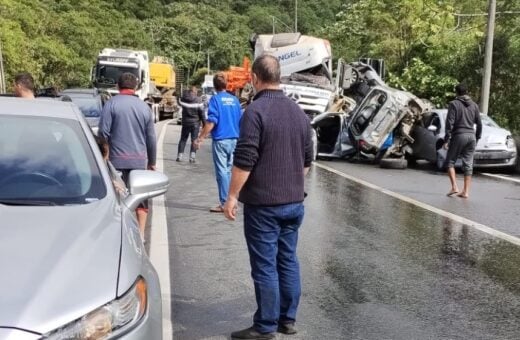 Engavetamento ocorreu no quilômetro 666 da BR 376 - Foto: Divulgação/PRF-PR