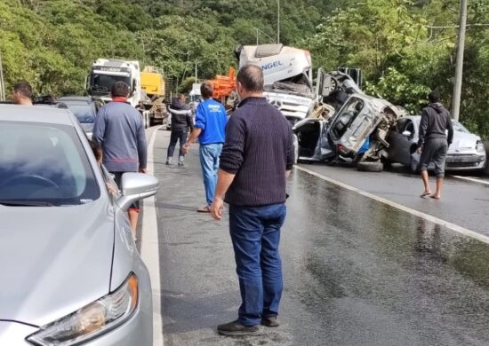 Engavetamento ocorreu no quilômetro 666 da BR 376 - Foto: Divulgação/PRF-PR