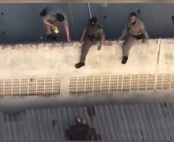Preso no telhado era foragido da Justiça, segundo polícia - Foto: Reprodução/ Whatsapp