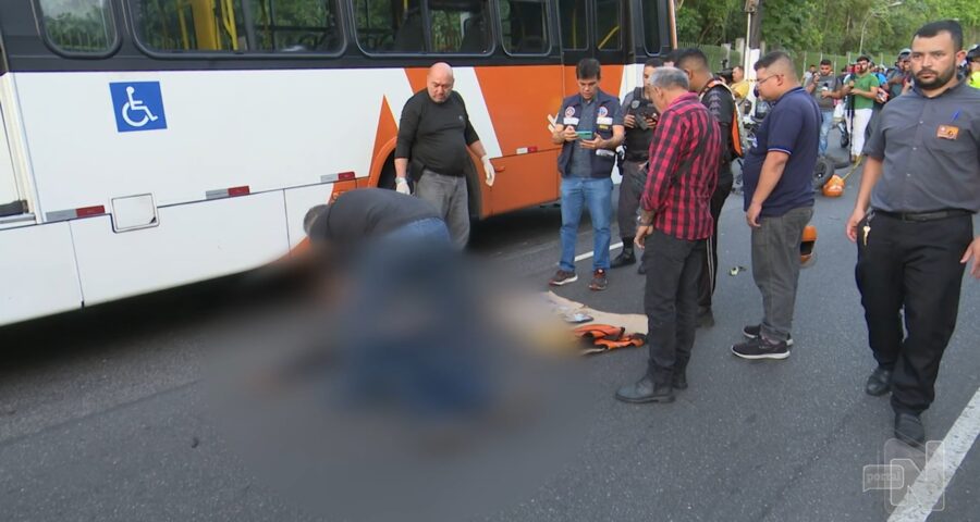 Homem morre ao ter cabeça esmagada por ônibus na Zona Sul de Manaus - Foto: Reprodução/TV Norte Amazonas