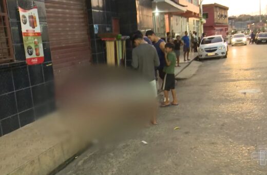 Homem morre baleado enquanto caminhava em rua da Zona Leste de Manaus – Foto: Reprodução/TV Norte Amazonas