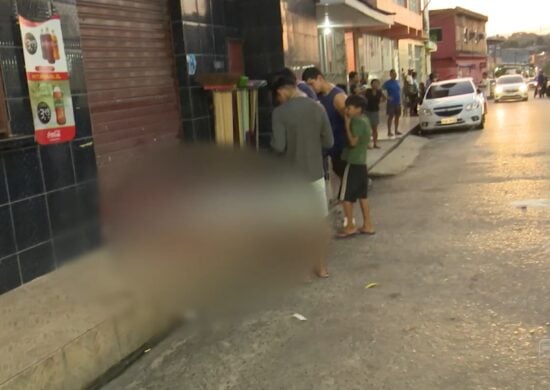 Homem morre baleado enquanto caminhava em rua da Zona Leste de Manaus – Foto: Reprodução/TV Norte Amazonas