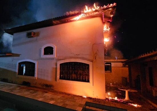 Incêndio atinge segundo andar de casa no Adrianópolis - Foto: Divulgação/CBMAM