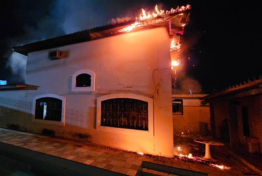 Incêndio atinge segundo andar de casa no Adrianópolis - Foto: Divulgação/CBMAM