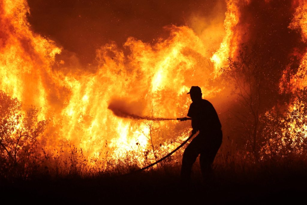 Bombeiro tenta conter incêndio florestal na zona industrial da cidade de Volos, no centro da Grécia - Foto: REUTERS/Alexandros Avramidis
